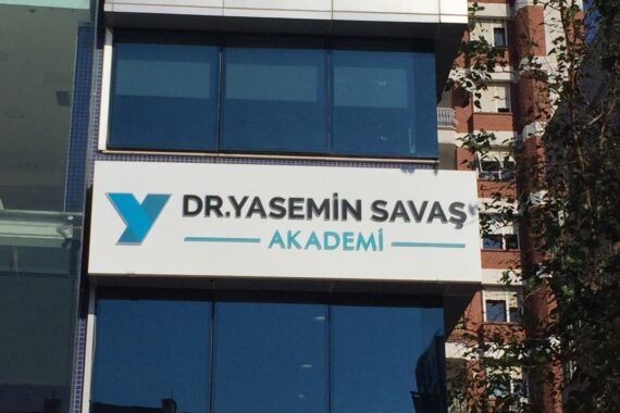 Dr. Yasemin Savaş Akademi Işıklı Tabela