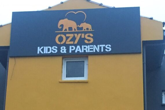 Ozy's Kids & Parents Sarıyer Pleksi Tabela
