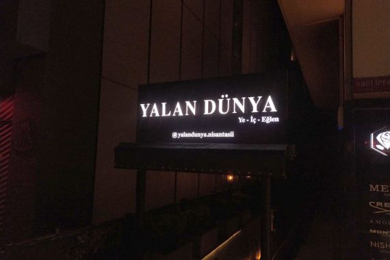 yalan dünya nişantaşı ışıklı tabela